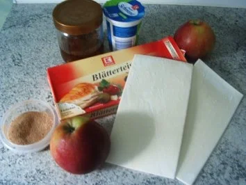Rezept: Blätterteig mit Äpfeln und Amaretto-Zimtsahne Bild Nr. 2 Blätterteig mit Äpfeln und Amaretto-Zimtsahne - Rezept - Bild Nr. 2
