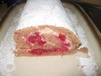 Rezept: Backwaren: Dunkle Himbeer Bisquitroulade Bild Nr. 3 Backwaren: Dunkle Himbeer Bisquitroulade - Rezept - Bild Nr. 3