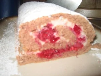 Rezept: Backwaren: Dunkle Himbeer Bisquitroulade Bild Nr. 2 Backwaren: Dunkle Himbeer Bisquitroulade - Rezept - Bild Nr. 2