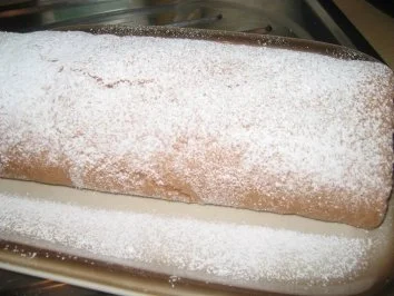 Rezept: Backwaren: Dunkle Himbeer Bisquitroulade Bild Nr. 4 Backwaren: Dunkle Himbeer Bisquitroulade - Rezept - Bild Nr. 4