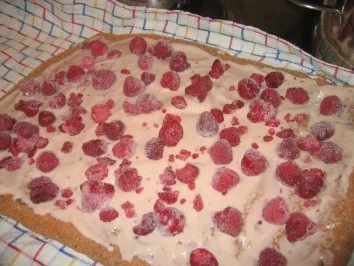 Rezept: Backwaren: Dunkle Himbeer Bisquitroulade Bild Nr. 7 Backwaren: Dunkle Himbeer Bisquitroulade - Rezept - Bild Nr. 7