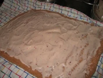 Rezept: Backwaren: Dunkle Himbeer Bisquitroulade Bild Nr. 8 Backwaren: Dunkle Himbeer Bisquitroulade - Rezept - Bild Nr. 8