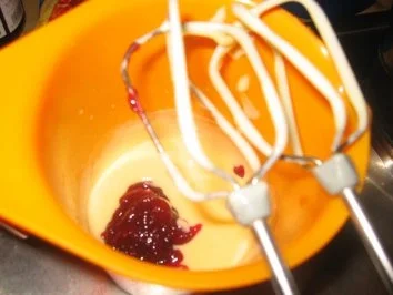 Rezept: Backwaren: Dunkle Himbeer Bisquitroulade Bild Nr. 9 Backwaren: Dunkle Himbeer Bisquitroulade - Rezept - Bild Nr. 9