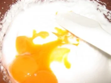 Rezept: Backwaren: Dunkle Himbeer Bisquitroulade Bild Nr. 13 Backwaren: Dunkle Himbeer Bisquitroulade - Rezept - Bild Nr. 13