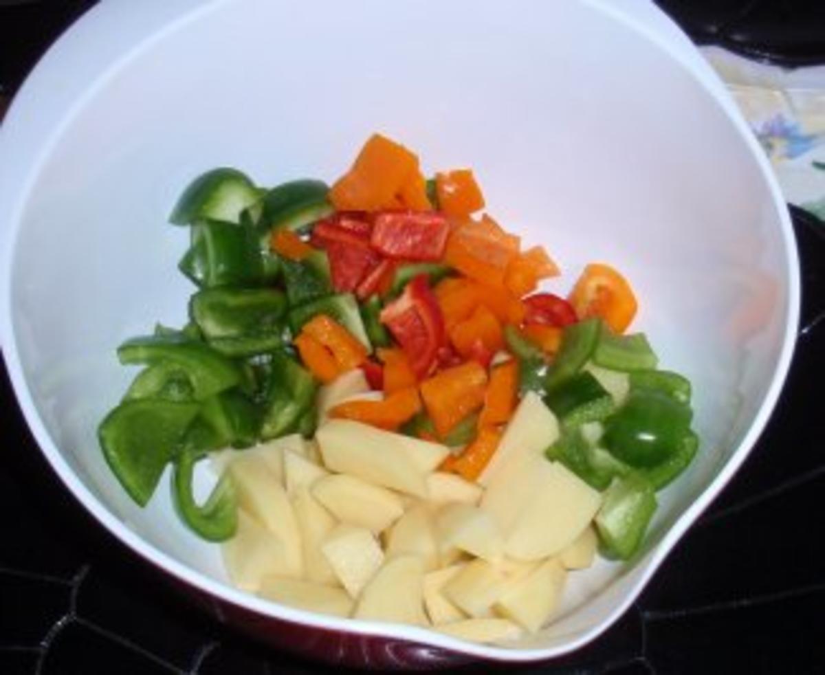 Bunter Gemüseauflauf mit Würstchen und Landkäse aus dem Backofen - Rezept - Bild Nr. 3