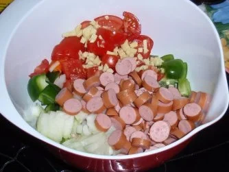 Bunter Gemüseauflauf mit Würstchen und Landkäse aus dem Backofen - Rezept - Bild Nr. 4