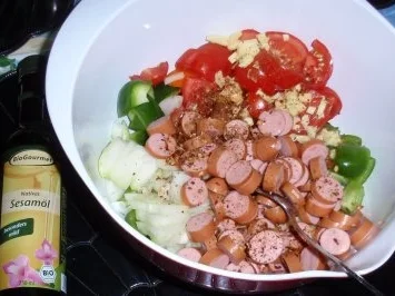 Bunter Gemüseauflauf mit Würstchen und Landkäse aus dem Backofen - Rezept - Bild Nr. 5