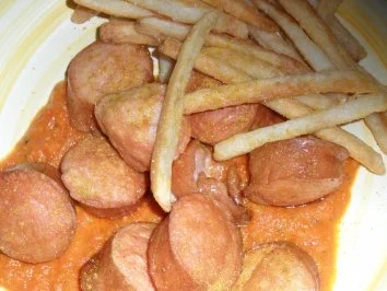 Geschnippelte Riesenbratwurst mit fruchtiger Curry-Sauce - Rezept