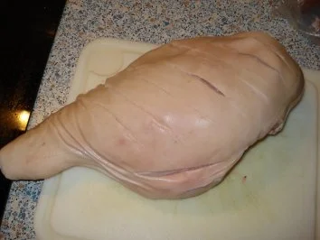 Spanferkelkeule in Rotwein gegart - Rezept