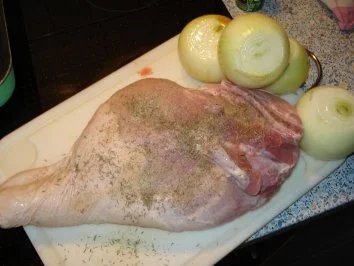 Spanferkelkeule in Rotwein gegart - Rezept - Bild Nr. 2