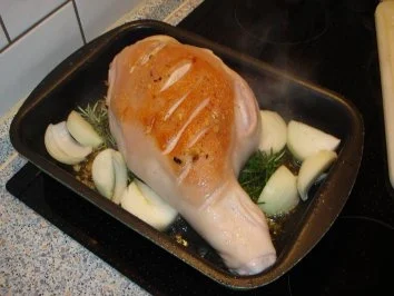 Spanferkelkeule in Rotwein gegart - Rezept - Bild Nr. 3