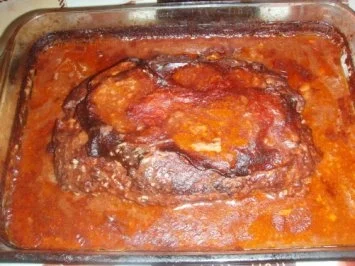 Hackbraten mit Teigwaren und Salat - Rezept