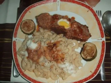 Hackbraten mit Teigwaren und Salat - Rezept - Bild Nr. 2