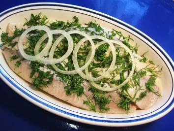 Rezept: Matjesfilets mit Zwiebeln und frischem Dill Matjesfilets mit Zwiebeln und frischem Dill - Rezept