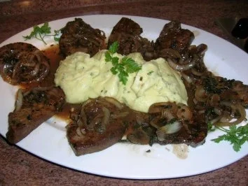 Rezept: Venezianische Kalbsleber - Fegato di vitello alla veneziana - mit Schnittlauch-Sahne-Pü Venezianische Kalbsleber - Fegato di vitello alla veneziana - mit Schnittlauch-Sahne-Pü - Rezept