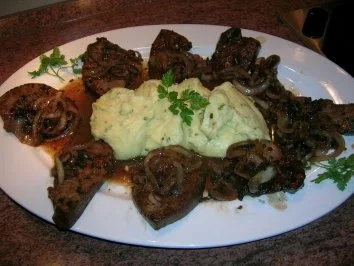 Rezept: Venezianische Kalbsleber - Fegato di vitello alla veneziana - mit Schnittlauch-Sahne-Pü Bild Nr. 5 Venezianische Kalbsleber - Fegato di vitello alla veneziana - mit Schnittlauch-Sahne-Pü - Rezept - Bild Nr. 5