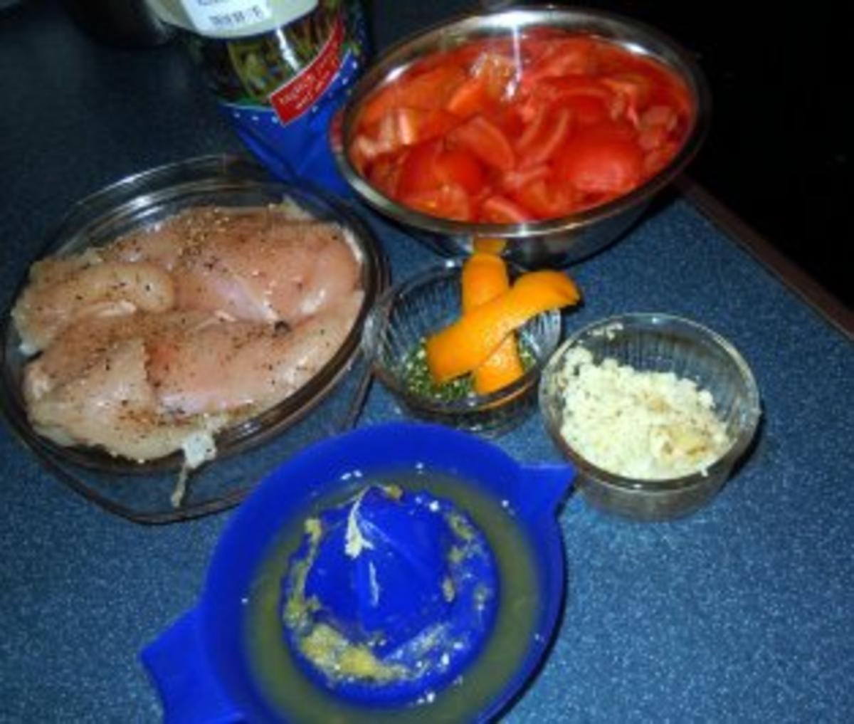 Hähnchenbrust unter Käse-Kräuterdecke auf scharfem Tomatenbett - Rezept - Bild Nr. 2