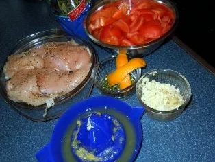 Hähnchenbrust unter Käse-Kräuterdecke auf scharfem Tomatenbett - Rezept - Bild Nr. 2