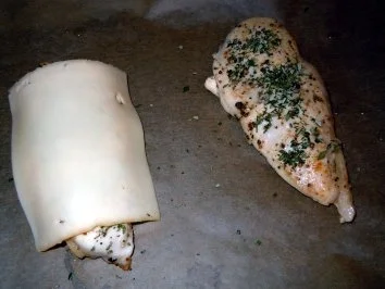 Hähnchenbrust unter Käse-Kräuterdecke auf scharfem Tomatenbett - Rezept - Bild Nr. 3