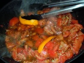 Hähnchenbrust unter Käse-Kräuterdecke auf scharfem Tomatenbett - Rezept - Bild Nr. 6