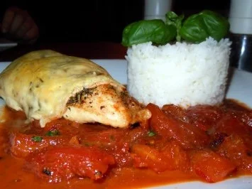 Hähnchenbrust unter Käse-Kräuterdecke auf scharfem Tomatenbett - Rezept