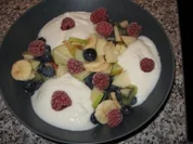 Obstsalat mit Joghurt-Kokoscreme - Rezept
