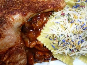 "Bella Donna"Hähnchen mit Safran-Ricotta-Ravioli und Pilzsauce "Antipasti" - Rezept - Bild Nr. 2