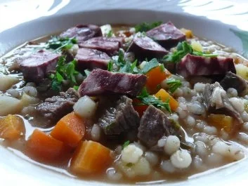 Eintopf:  Graupensuppe mit Bauernrotwurst - Rezept