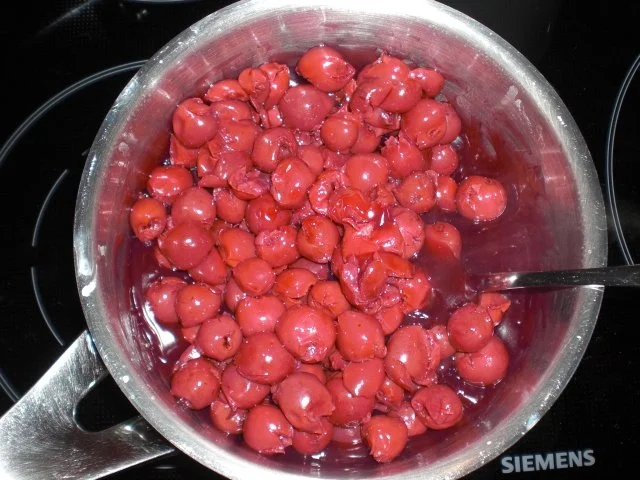 Nuss-Kirsch-Sahnetorte - Rezept - Bild Nr. 16