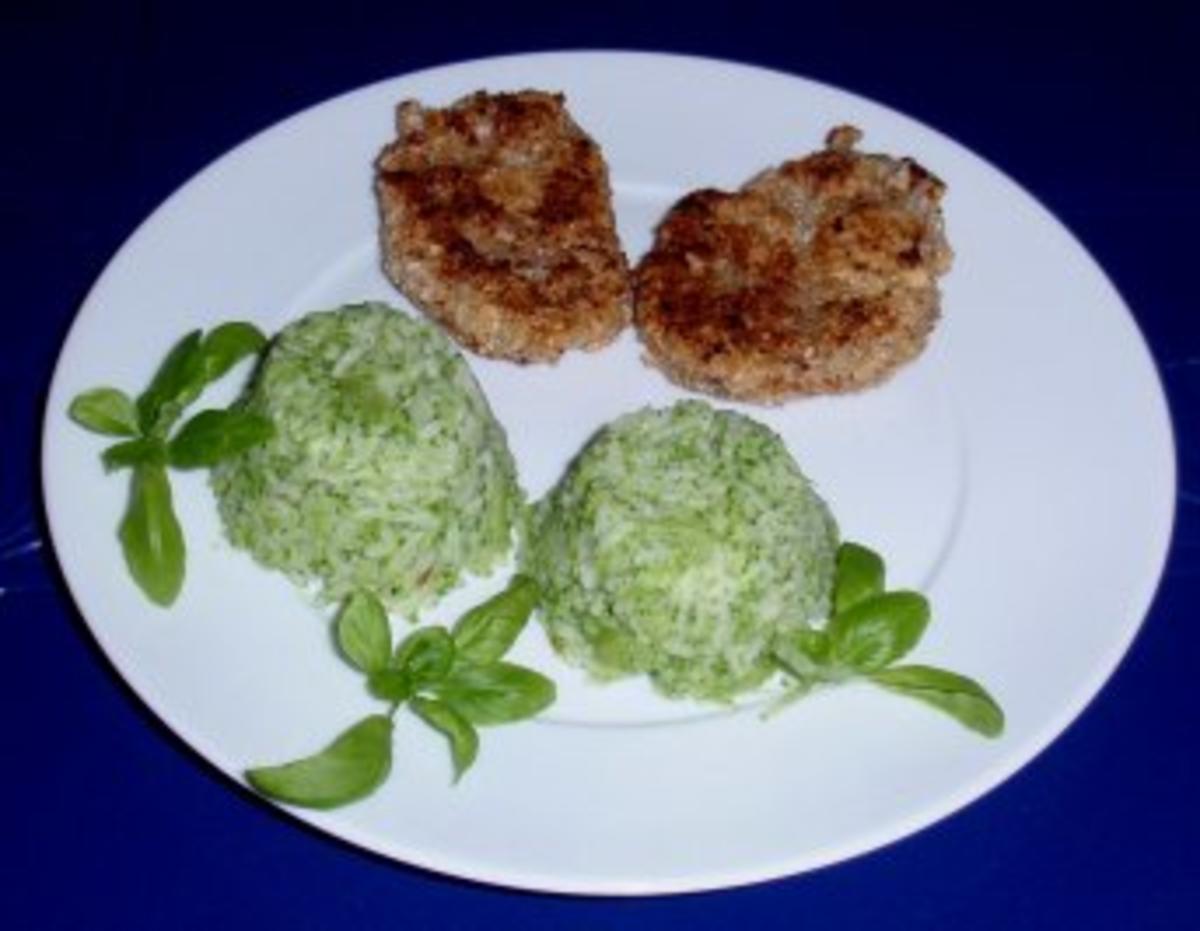 Filet-Schnitzelchen mit einer Nusspanade und Broccoli-Basmatireis ...