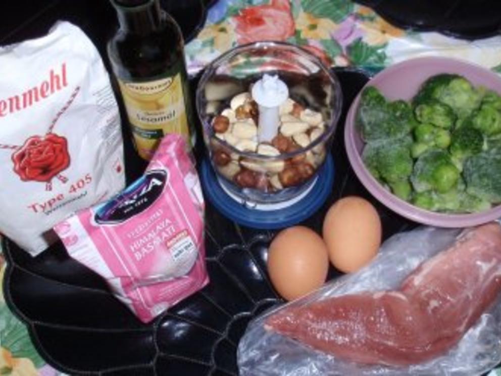 Filet-Schnitzelchen mit einer Nusspanade und Broccoli-Basmatireis ...
