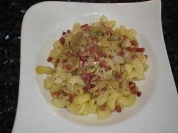 Rezept: Nudeln mit fettarmer Schinken-Pilz-Soße Nudeln mit fettarmer Schinken-Pilz-Soße - Rezept