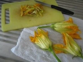 Rezept: Frittata con fiori di zucchine Bild Nr. 2 Frittata con fiori di zucchine - Rezept - Bild Nr. 2