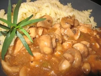 Rezept: Hähnchen-Gulasch mit Champignons und Lauch Hähnchen-Gulasch mit Champignons und Lauch - Rezept