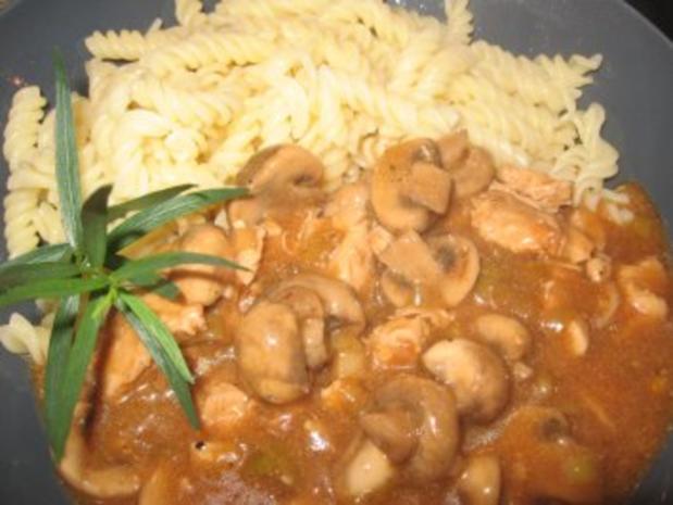 Hähnchen-Gulasch mit Champignons und Lauch