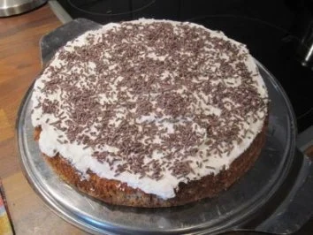 Hasselnuss-Baiserkuchen mit Himbeeren - Rezept