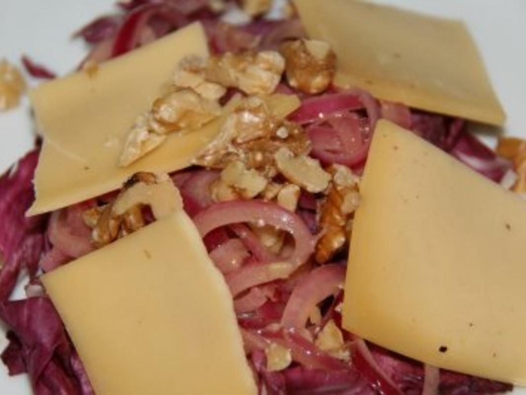 Salat: Zwiebelsalat mit Radiccio und Käse - Rezept - kochbar.de