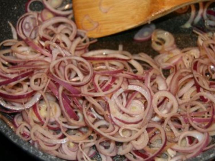 Salat: Zwiebelsalat mit Radiccio und Käse - Rezept - kochbar.de