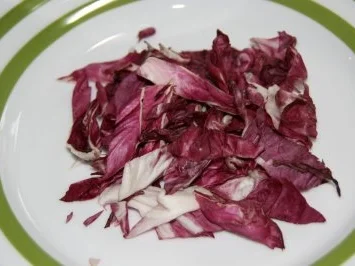 Salat: Zwiebelsalat mit Radiccio und Käse - Rezept - Bild Nr. 5