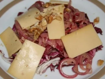 Salat: Zwiebelsalat mit Radiccio und Käse - Rezept
