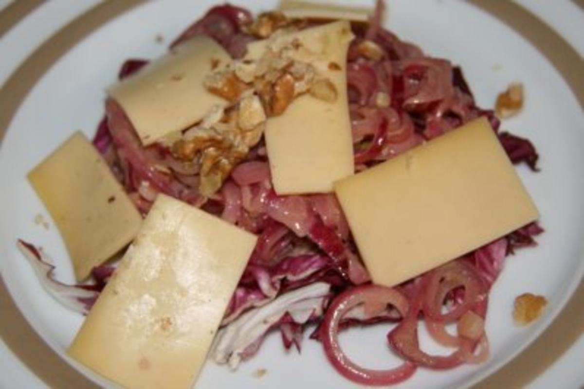 Bilder für Salat: Zwiebelsalat mit Radiccio und Käse - Rezept