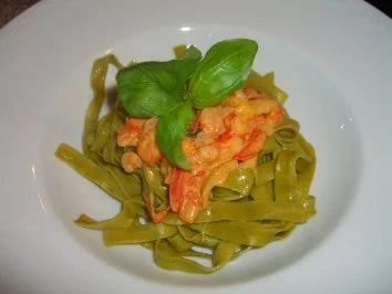 Tagliatelle mit Shrimps in pikanter Paprikasauce - Rezept