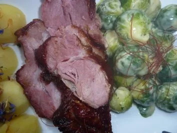 Kasslernacken im Orangen-Honigmantel mit rahmigem Rosenkohl an Salzkartoffeln - Rezept - Bild Nr. 2