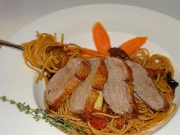 Rezept: Lauwarme Entenbrust auf Spaguetti Lauwarme Entenbrust auf Spaguetti - Rezept