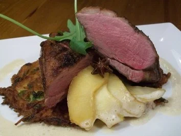 Rezept: rosa gebratene Barbarie-Entenbrust auf Kartoffel-Rucola-Rösti an Karamellapfelspalten rosa gebratene Barbarie-Entenbrust auf Kartoffel-Rucola-Rösti an Karamellapfelspalten - Rezept