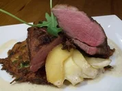 rosa gebratene Barbarie-Entenbrust auf Kartoffel-Rucola-Rösti an Karamellapfelspalten - Rezept