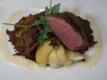 Rezept: rosa gebratene Barbarie-Entenbrust auf Kartoffel-Rucola-Rösti an Karamellapfelspalten Bild Nr. 3 rosa gebratene Barbarie-Entenbrust auf Kartoffel-Rucola-Rösti an Karamellapfelspalten - Rezept - Bild Nr. 3