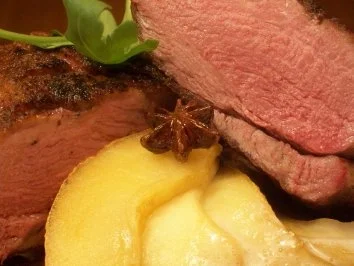 Rezept: rosa gebratene Barbarie-Entenbrust auf Kartoffel-Rucola-Rösti an Karamellapfelspalten Bild Nr. 4 rosa gebratene Barbarie-Entenbrust auf Kartoffel-Rucola-Rösti an Karamellapfelspalten - Rezept - Bild Nr. 4