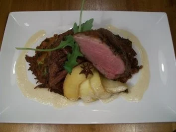 Rezept: rosa gebratene Barbarie-Entenbrust auf Kartoffel-Rucola-Rösti an Karamellapfelspalten Bild Nr. 5 rosa gebratene Barbarie-Entenbrust auf Kartoffel-Rucola-Rösti an Karamellapfelspalten - Rezept - Bild Nr. 5