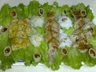 Rezept: Trilogie aus Schweinefilet auf Salatbett an Reiskugeln Trilogie aus Schweinefilet auf Salatbett an Reiskugeln - Rezept